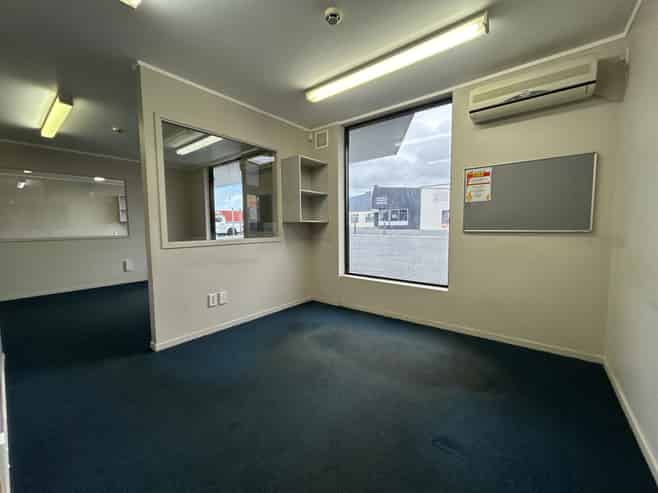 Versatile Building with 13 Car Parks