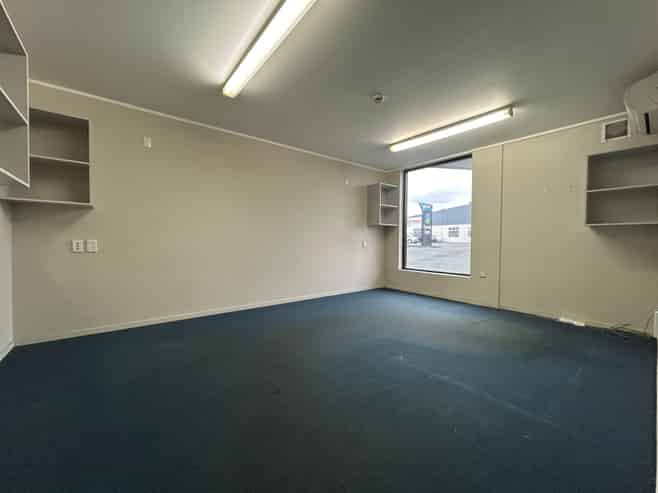 Versatile Building with 13 Car Parks