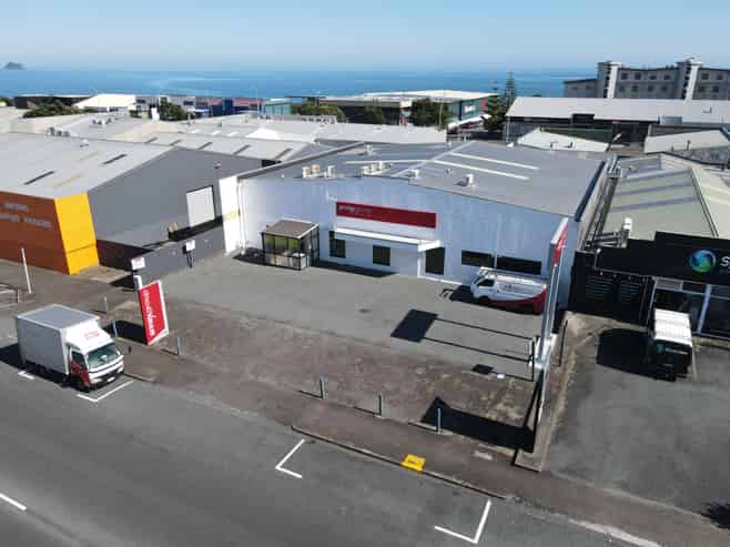 Versatile Building with 13 Car Parks
