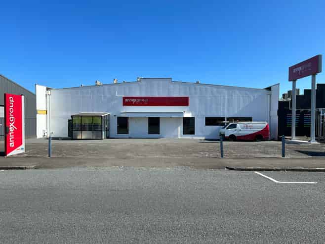 Versatile Building with 13 Car Parks