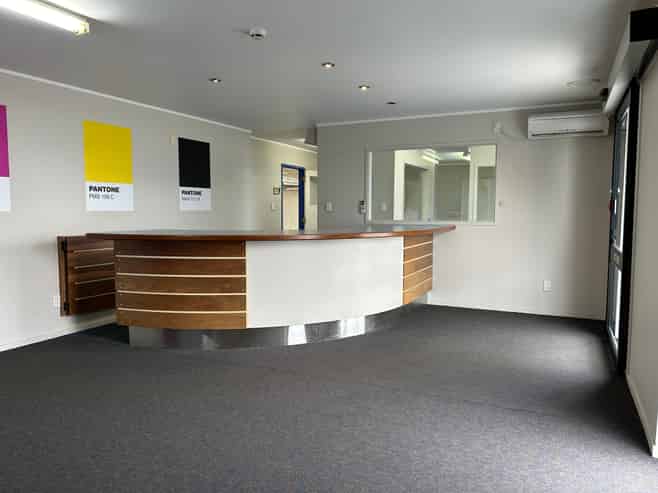 Versatile Building with 13 Car Parks