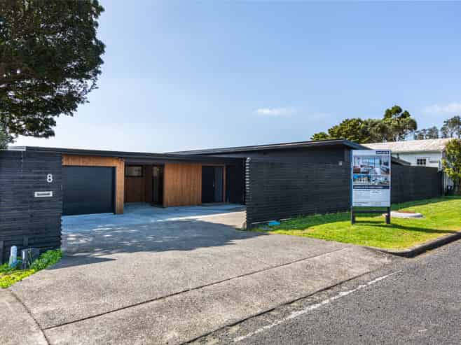 8B Crispe Road, Clarks Beach