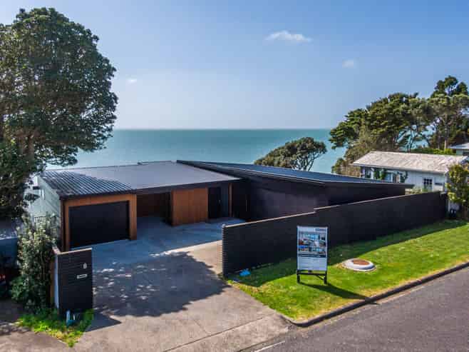 8B Crispe Road, Clarks Beach