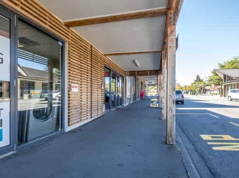 Fully tenanted commercial investment with apartment!