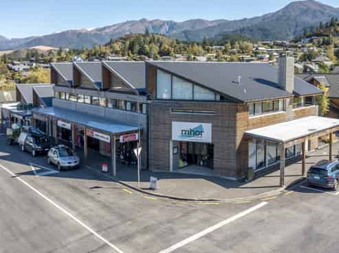 Fully tenanted commercial investment with apartment!