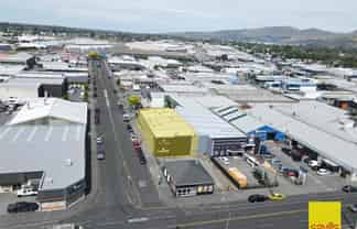 Warehouse & Showroom With Great Profile
