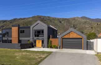 15 Beach Road, Waikawa