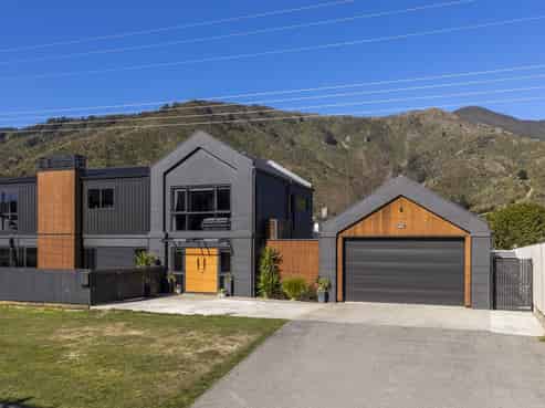 15 Beach Road, Waikawa