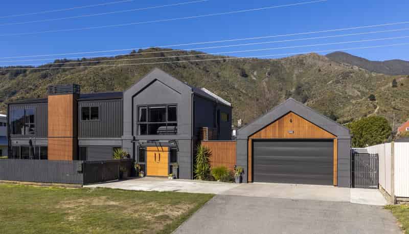 15 Beach Road, Waikawa