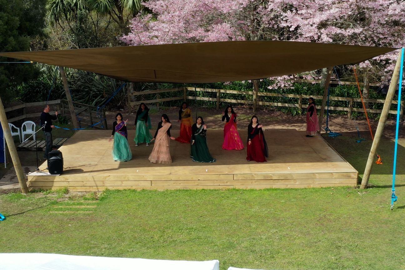 English Cherry Tree Manor - Vista 6