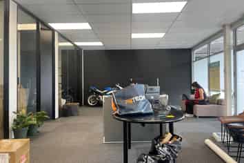 VERSATILE COMMERCIAL UNIT IN SILVERDALE
