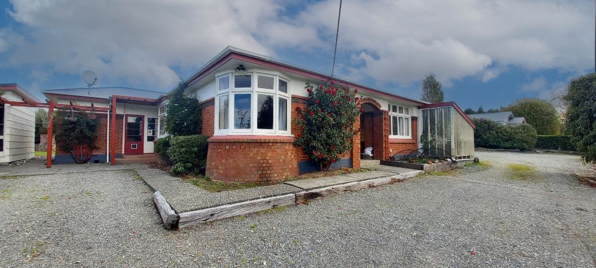 Character Home With Plenty Of Garaging On 2939 m² - Ansicht 2