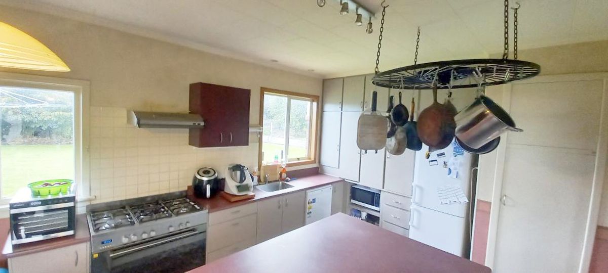 Character Home With Plenty Of Garaging On 2939 m² - Ansicht 5