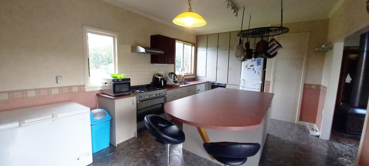 Character Home With Plenty Of Garaging On 2939 m² - Ansicht 4