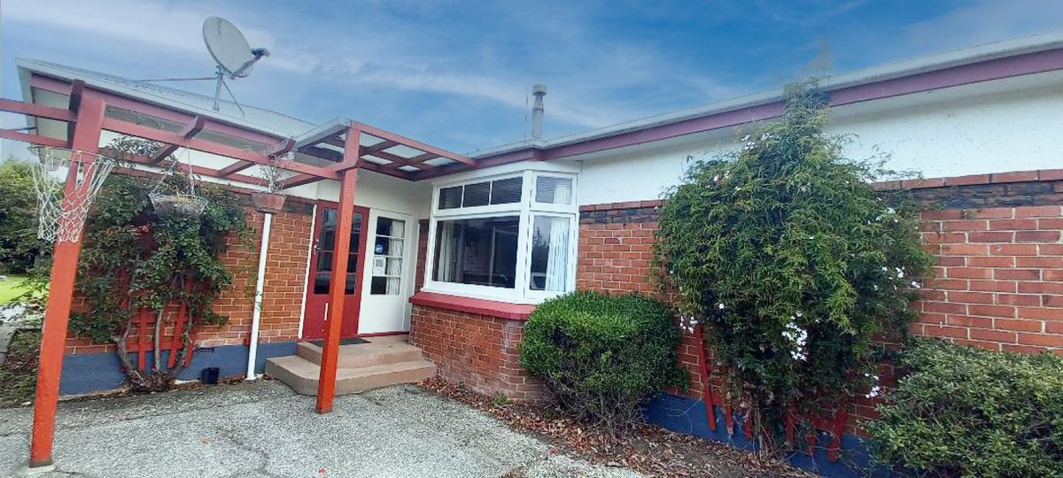 Character Home With Plenty Of Garaging On 2939 m² - Ansicht 3