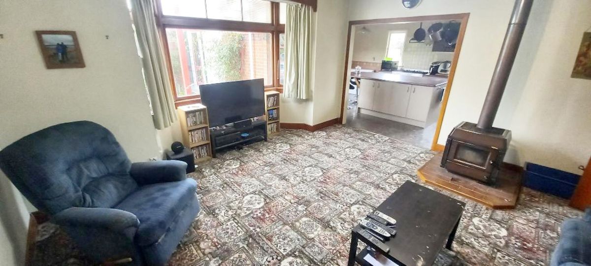 Character Home With Plenty Of Garaging On 2939 m² - Ansicht 6