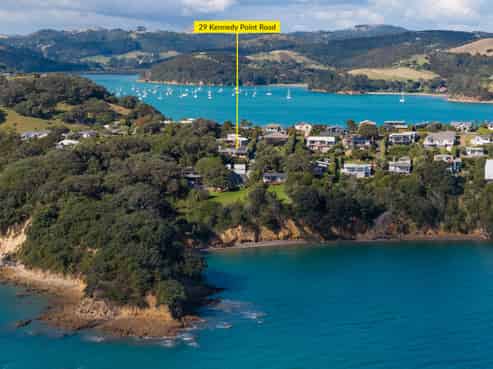 29 Kennedy Point Road, Surfdale