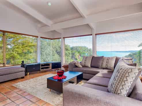 29 Kennedy Point Road, Surfdale