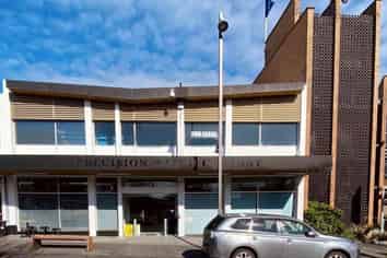 Central New Lynn Landmark – Versatile Retail/Showroom