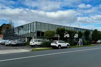 Huge New Lynn Office or Retail!