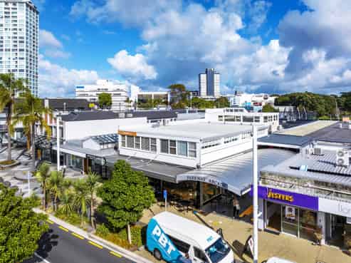 Freehold standalone with blue-chip anchor tenant
