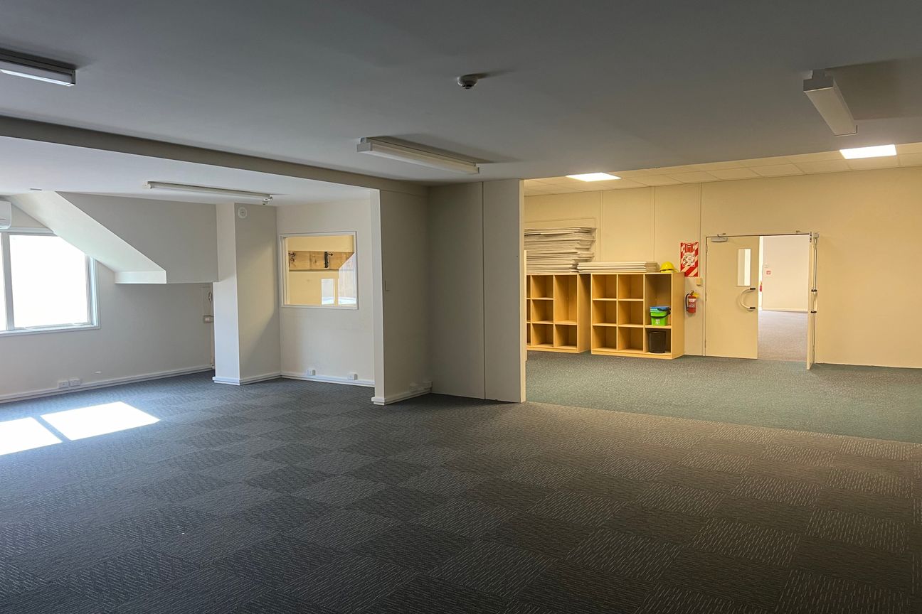Tidy Office Space Next to Tower Junction – další