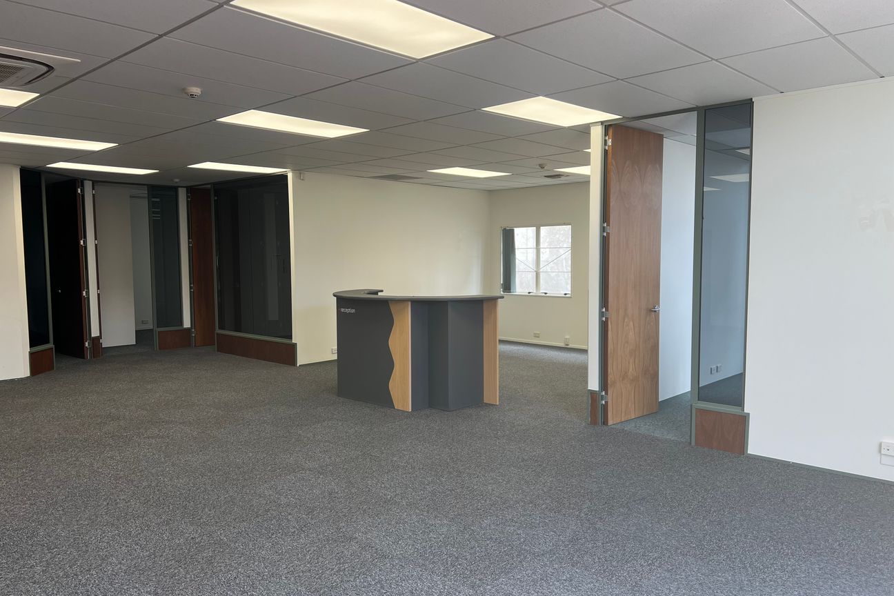 Tidy Office Space Next to Tower Junction – pohled 5