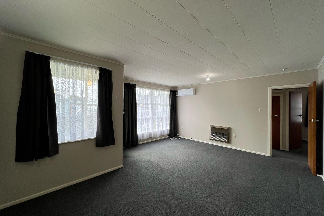2 Bedroom, Wainuiomata - Vista 4