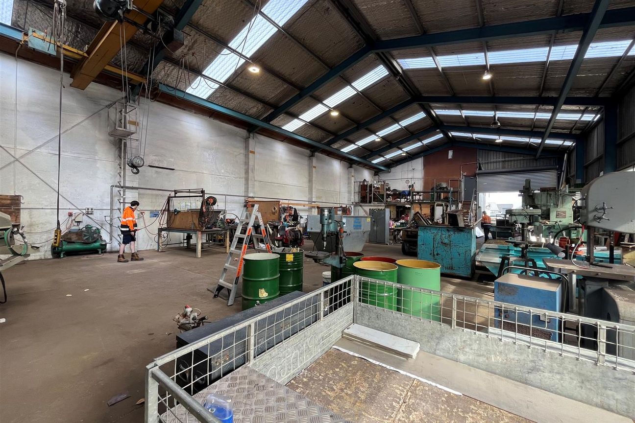 CBRE | 390sqm Warehouse + Working Gantry Crane - Bild 2