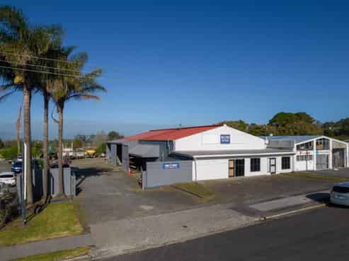 VACANT POSSESSION: LARGE WORKSHOP OR WAREHOUSE
