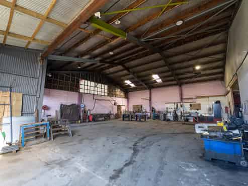 VACANT POSSESSION: LARGE WORKSHOP OR WAREHOUSE
