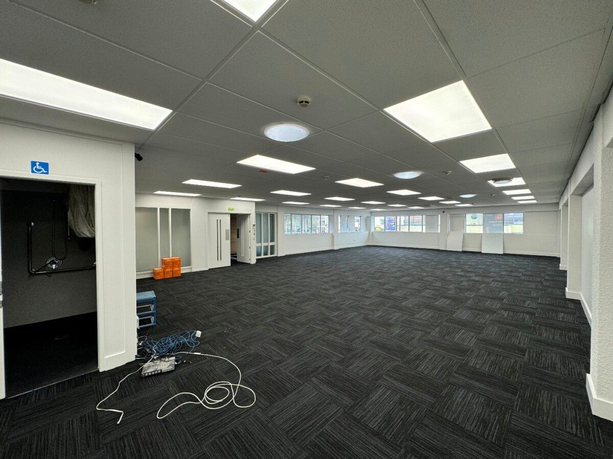 First Floor Office Space With Corner Profile - Mehr