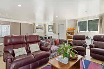 42 A,C,D,E Olivine Street, Poike