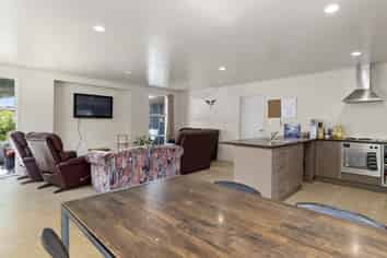 42 A,C,D,E Olivine Street, Poike