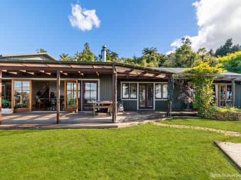 505 Scenic Drive, Waiatarua