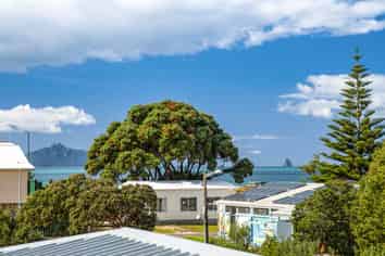 Boutique Opportunity Beckons - Motivated Vendor