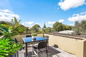 Boutique Opportunity Beckons - Motivated Vendor