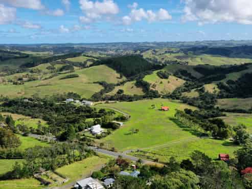 610-616E Peak Road, Helensville