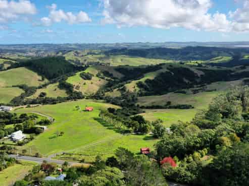 610-616E Peak Road, Helensville