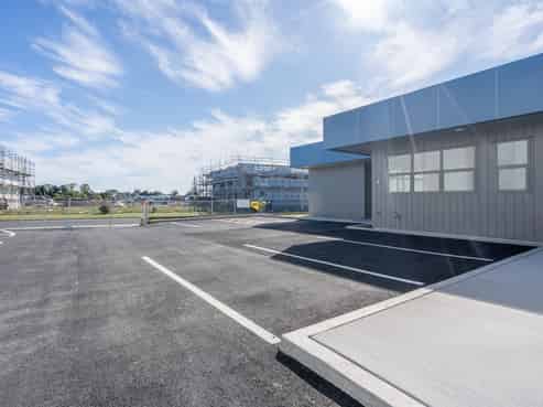 Stunning new showroom and warehouse 
