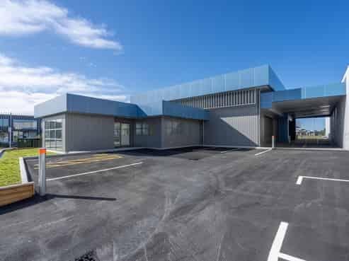 Stunning new showroom and warehouse 