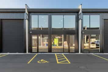 A glass frontage unit to love!