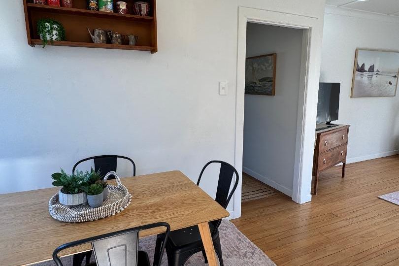 FULLY FURNISHED & SELF CONTAINED central home - Więcej