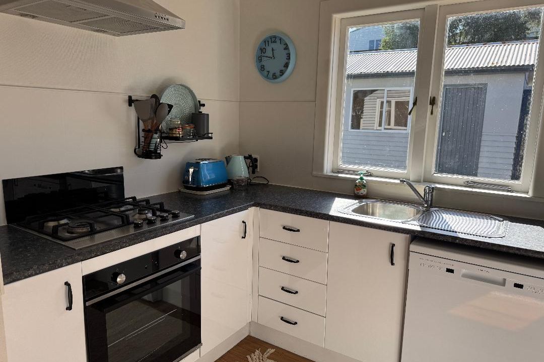 FULLY FURNISHED & SELF CONTAINED central home - Widok 5