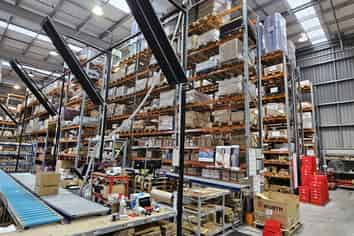 1074 m² Warehouse for lease in Dakota Park