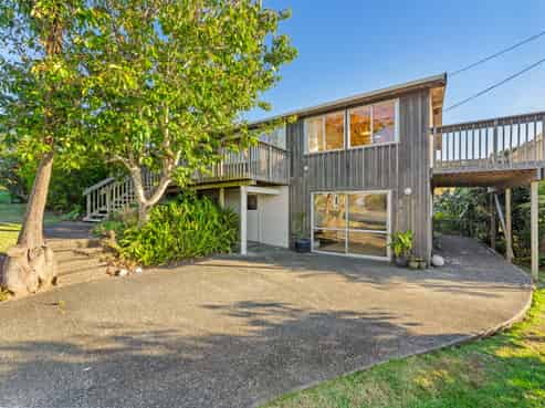 6 Seatoun Avenue, Leigh