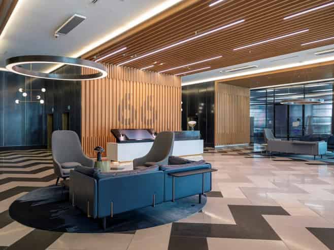 OFFICE TOWER WITH SPECTACULAR VIEWS
