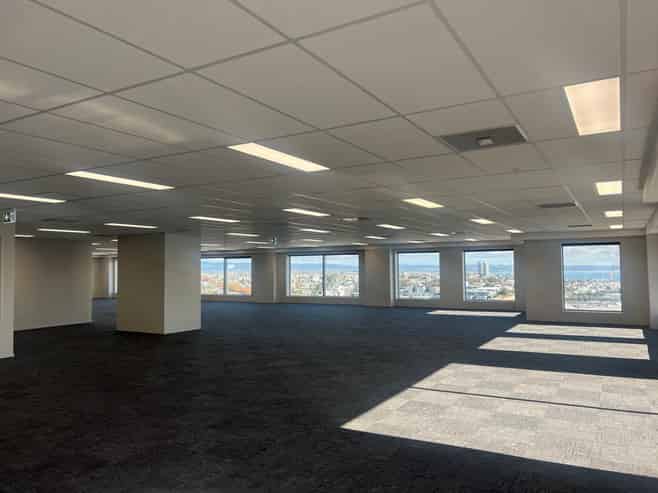 OFFICE TOWER WITH SPECTACULAR VIEWS
