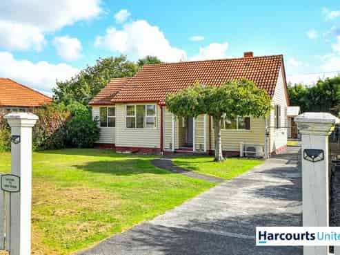8 Village Way, Ardmore