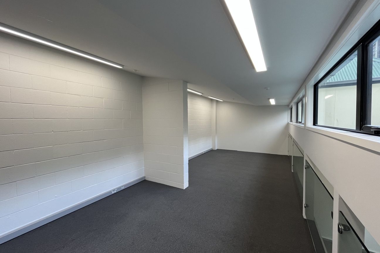 Modern, corner office on Broadway - Fler